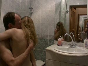 Русский отец дрючит молодую дочь в ванной