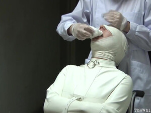 Электрошоковая терапия для связанной голой пациентки