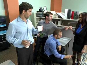 Офисные парни трахнули красивую начальницу с большими сиськами прямо на работе